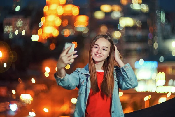 Милая Девочка Подросток Фоне Городского Пейзажа Делает Автопортрет Своим Смартфоном — стоковое фото