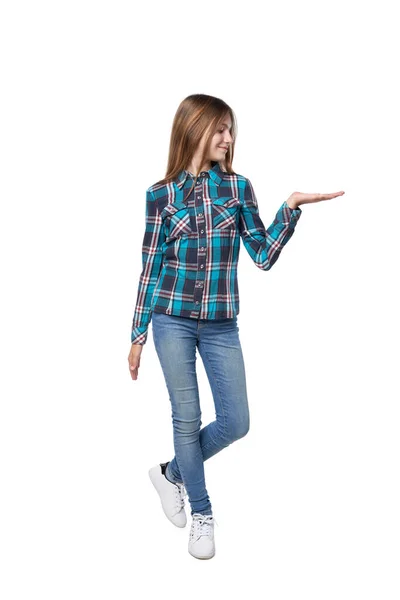 フル長いですティーン女の子でCheckeredシャツ立っていますカジュアル上のホワイトバックグランドホールディングコピーサイズ上の彼女のオープン手掌 — ストック写真