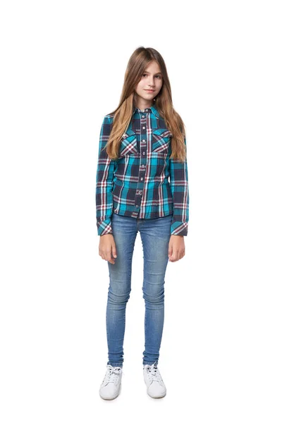 Ganzes Teenie Mädchen Kariertem Hemd Steht Lässig Vor Weißem Hintergrund — Stockfoto