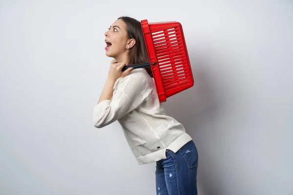 Mulher Louca Com Cesta Compras Pescoço Chocada Com Olhos Amplamente — Fotografia de Stock