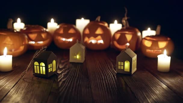 Jack-o-latern Halloween pompoenen met kaarsen — Stockvideo