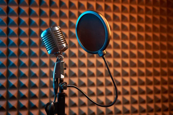 Akustik köpük panel arka planında Retro mikrofon ve pop filtresi — Stok fotoğraf