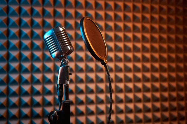 Akustik köpük panel arka planında Retro mikrofon ve pop filtresi — Stok fotoğraf
