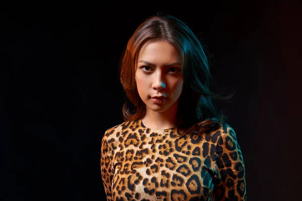 Närbild porträtt av en kvinna i leopardmönstrade kläder — Stockfoto