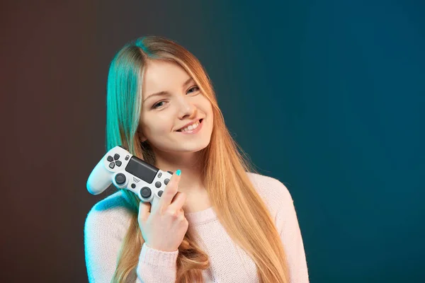 Κορίτσι Gamer Χαμογελαστή Νεαρή Γυναίκα Που Κρατάει Χειριστήριο — Φωτογραφία Αρχείου