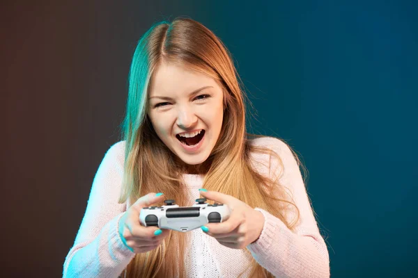 ゲーマーの女の子 楽しいです女性プレイビデオゲームとともにジョイスティック — ストック写真