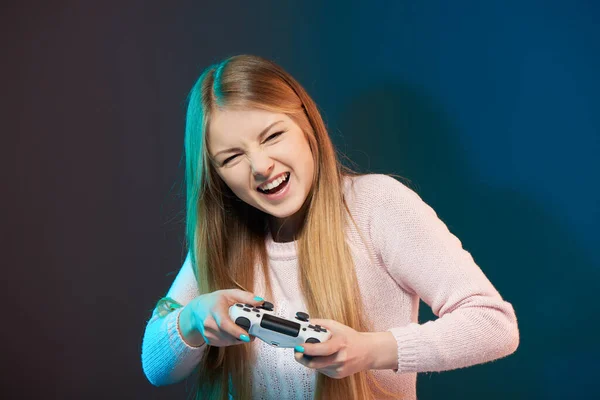 ゲーマーの女の子 興奮した女性再生ビデオゲームとともにジョイスティック — ストック写真