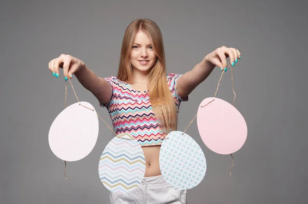 Chica Sonriente Sosteniendo Una Pancarta Cuatro Huevos Pascua Forma —  Fotos de Stock