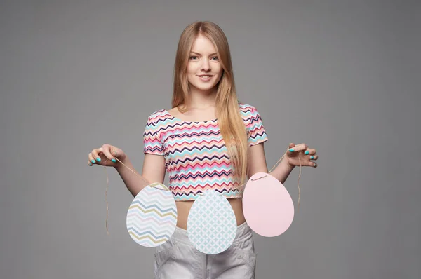 Gülümseyen Kız Elinde Paskalya Yumurtası Şeklinde Bir Bayrak Tutuyor — Stok fotoğraf