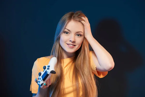 Rapariga Gamer Mulher Emocional Com Cabeça Mão Segurando Joystick — Fotografia de Stock