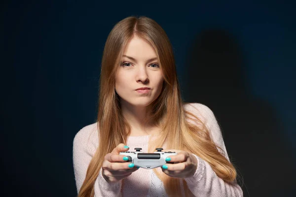 电脑游戏比赛 游戏的概念 焦点女孩用操纵杆捏住嘴唇玩电子游戏 — 图库照片