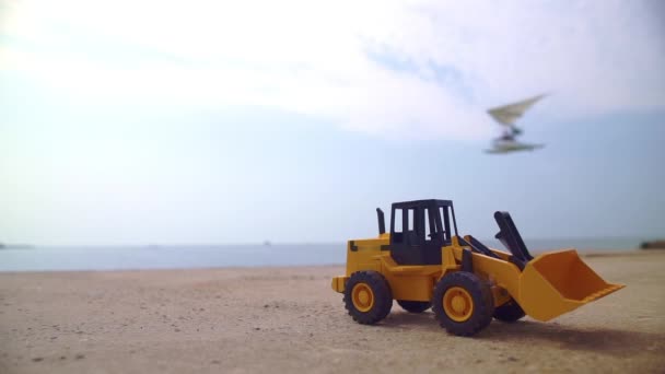 Graafmachine Lader Model Staande Het Zand Wazig Zweefvliegtuig Vliegen Achtergrond — Stockvideo