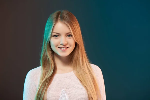 Junge Lächelnde Frau Mit Farbenfroher Hintergrundbeleuchtung Studioporträt Nahaufnahme — Stockfoto