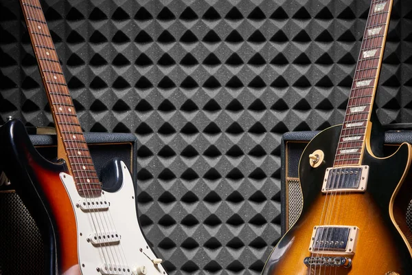 アコースティックフォームパネルの背景におけるエレクトリックギターのトップビュー — ストック写真