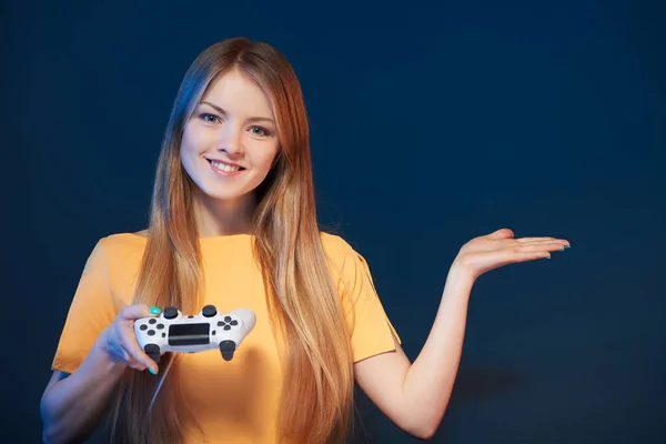 Sorridente giovane donna in possesso di joystick guardando la fotocamera — Foto Stock