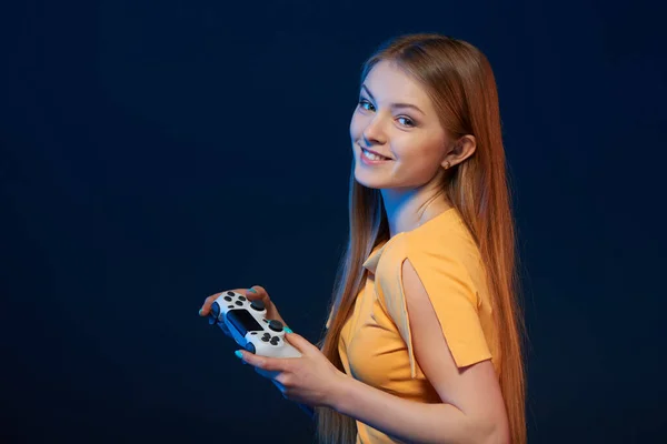 Κορίτσι Gamer Παιχνιδιάρικο Κορίτσι Που Κρατάει Χειριστήριο Του Βιντεοπαιχνιδιού Μπλε — Φωτογραφία Αρχείου