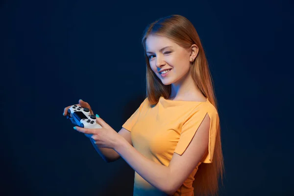 Hazardzistka Zabawna Dziewczyna Trzyma Joystick Gry Wideo Mruga Kamery Niebieskim — Zdjęcie stockowe