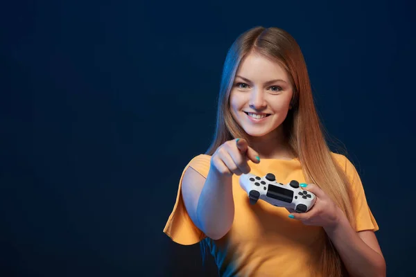Κορίτσι Gamer Ευτυχισμένο Κορίτσι Κρατώντας Joystick Video Game Δείχνοντας Σας — Φωτογραφία Αρχείου