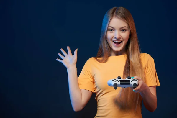 Hazardzistka Podekscytowana Dziewczyna Trzyma Joystick Gry Wideo Krzyk Radości Niebieskim — Zdjęcie stockowe