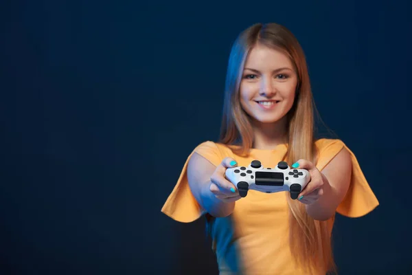 电脑游戏比赛 游戏的概念 女孩给你的操纵杆 浅浅的场深 专注于操纵杆 — 图库照片
