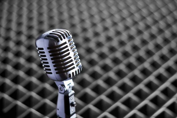 Akustik Köpük Panel Arka Planında Krom Retro Yoğunlaştırıcı Mikrofonun Yakın — Stok fotoğraf