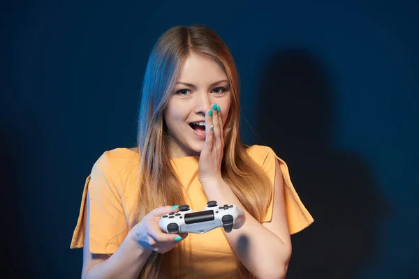 Hazardzistka Podekscytowana Szczęśliwa Kobieta Gra Wideo Joystick — Zdjęcie stockowe