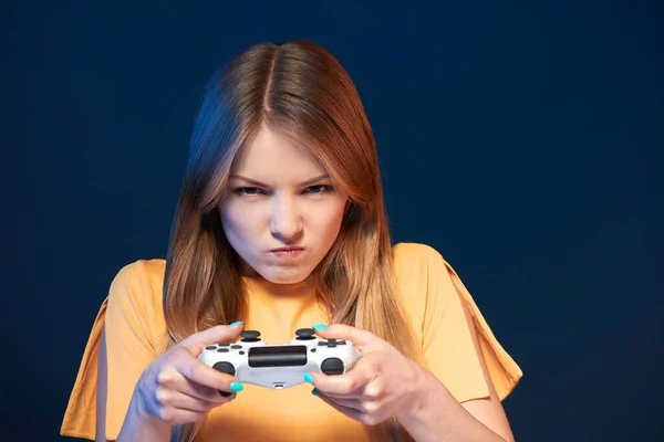 Hazardzistka Poważne Zdeterminowana Dziewczyna Gra Wideo Joystick Portret Zbliżenie Niebieskim — Zdjęcie stockowe
