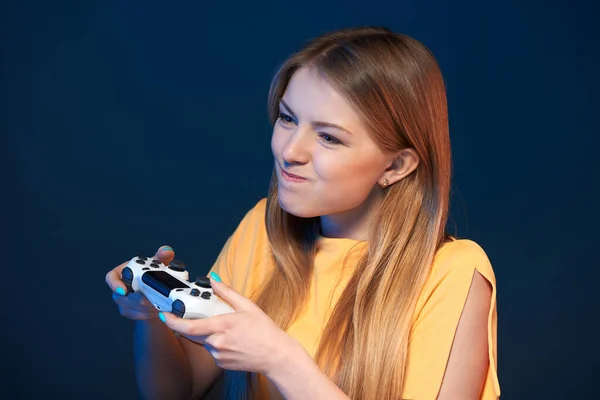 Συναισθηματικό κορίτσι που παίζει βιντεοπαιχνίδι με χειριστήριο — Φωτογραφία Αρχείου
