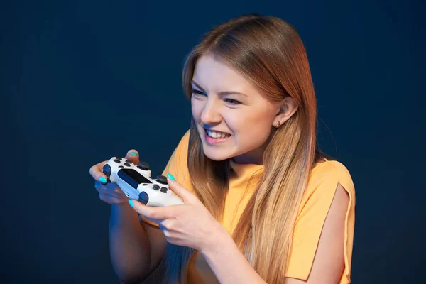 Hazardzistka Emocjonalna Dziewczyna Gra Wideo Joystick Patrząc Ramki Portret Zbliżenie — Zdjęcie stockowe