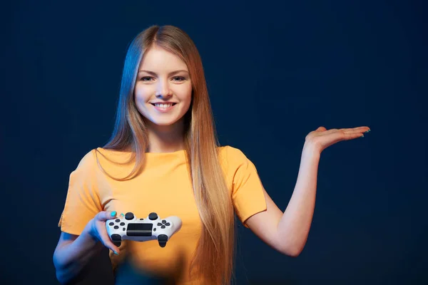 Rapariga Gamer Sorrindo Jovem Segurando Joystick Segurando Palma Aberta Mostrando — Fotografia de Stock
