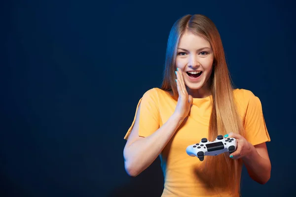 Chica Gamer Emocionado Mujer Feliz Con Joystick Videojuego Sceaming Alegría —  Fotos de Stock