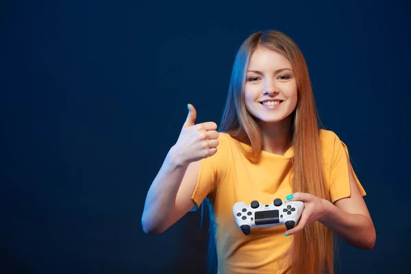 Κορίτσι Gamer Ευτυχισμένο Κορίτσι Που Κρατάει Χειριστήριο Του Βιντεοπαιχνιδιού Δίνοντας — Φωτογραφία Αρχείου