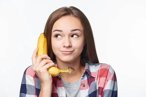 Gros Plan Portrait Une Adolescente Tenant Banane Comme Téléphone Regardant — Photo