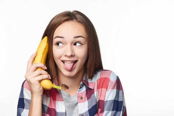 Närbild Porträtt Tonåring Flicka Som Håller Banan Som Telefon Tittar — Stockfoto