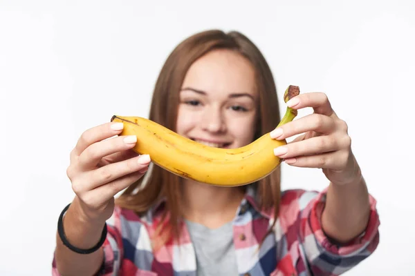 Крупним Планом Портрет Дівчини Підлітка Розтягується Дає Банан Невелика Глибина — стокове фото
