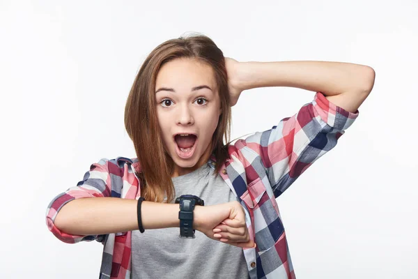 Sorprendido Adolescente Preocupado Sosteniendo Mano Con Reloj Pulsera Mirando Cámara —  Fotos de Stock