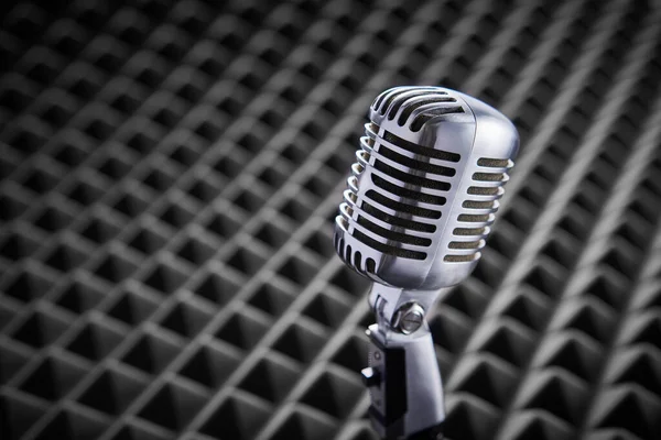 Krom Retro Yoğunlaştırıcı Mikrofonun Akustik Köpük Panel Arka Planı Yüzeysel — Stok fotoğraf