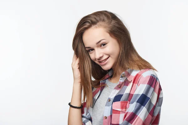Uśmiechnięta Zrelaksowana Nastolatka Dotykająca Włosów Patrząca Kamerę Portret Studyjny — Zdjęcie stockowe