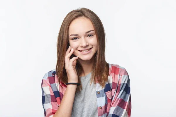 Souriant Détendu Adolescent Fille Regardant Caméra Studio Portrait — Photo