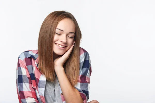 Usmívající Uvolněná Teen Dívka Snění Zavřenýma Očima Studiový Portrét — Stock fotografie