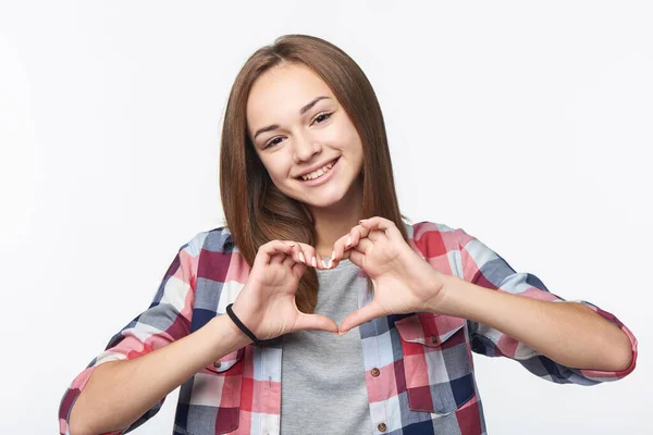 可爱快乐的少女用手指 工作室的肖像表现出心脏的形状 — 图库照片