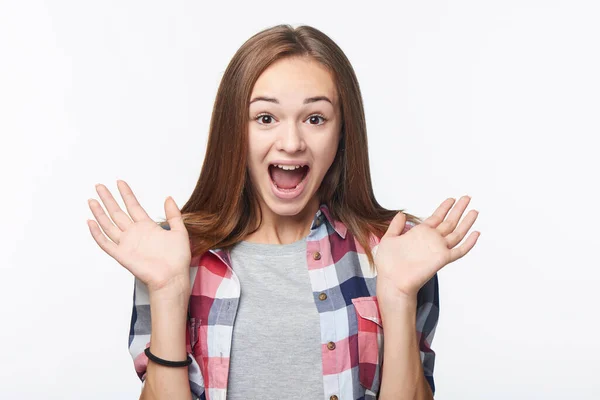 Aufgeregt Glücklich Überrascht Teenie Mädchen Schreiend Die Kamera Studioporträt — Stockfoto