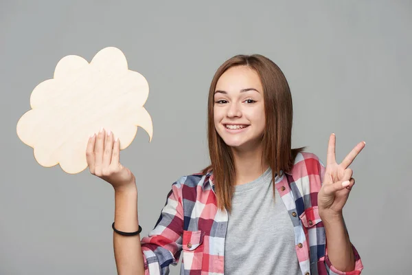 Menina Adolescente Feliz Segurando Pensamento Bolha Gesto Sinal Retrato Estúdio — Fotografia de Stock