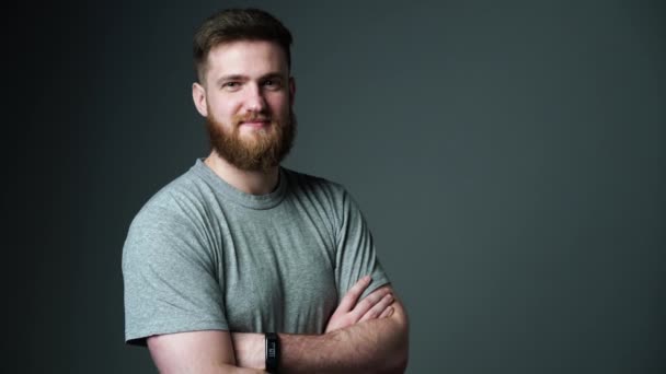 Media longitud retrato de joven barbudo hipster hombre sonriendo a la cámara — Vídeos de Stock