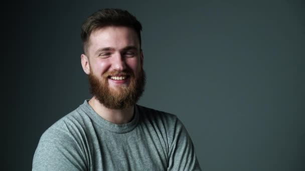 Joven barbudo hipster hombre feliz riendo mirando la cámara — Vídeo de stock