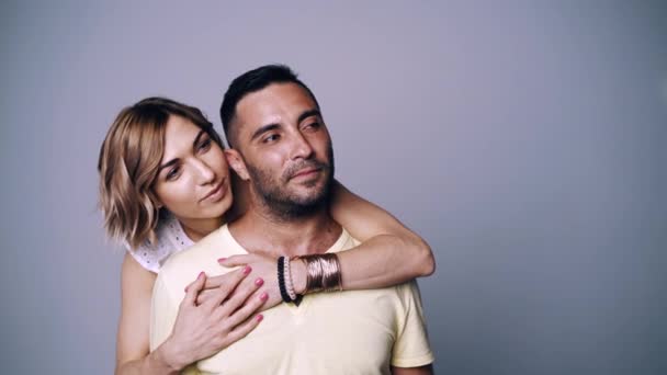Vrouw knuffelen haar man op zoek naar kant — Stockvideo