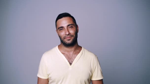 Sonriente hombre hispano mirando a la cámara sonriendo tocando su barba — Vídeo de stock