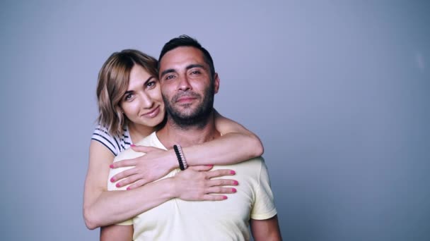 Mujer abrazando a su hombre — Vídeos de Stock