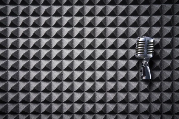 Akustik Köpük Panel Arkaplanında Uzanan Retromikrofon Kopyalama Alanı Ile Düz — Stok fotoğraf