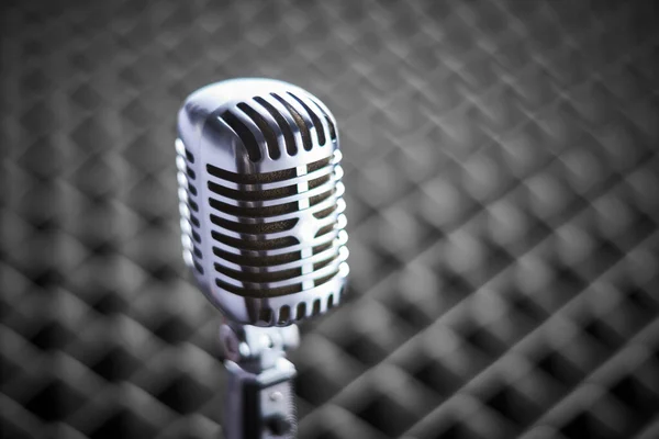 Akustik Köpük Panel Arka Planında Krom Retro Yoğunlaştırıcı Mikrofonun Çok — Stok fotoğraf